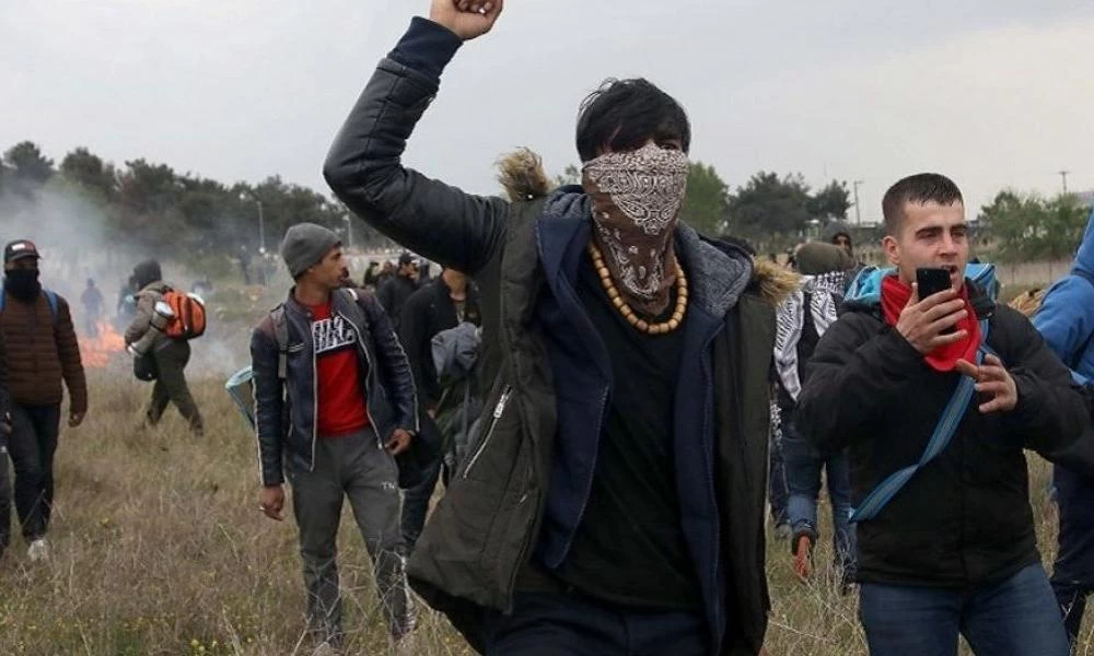 ''Iσλαμαμπάντ'' συνοικίες της Ελλάδας: Μουσουλμάνοι προσεύχονται στον Αλλάχ εν μέσω πανδημίας! - Δείτε βίντεο